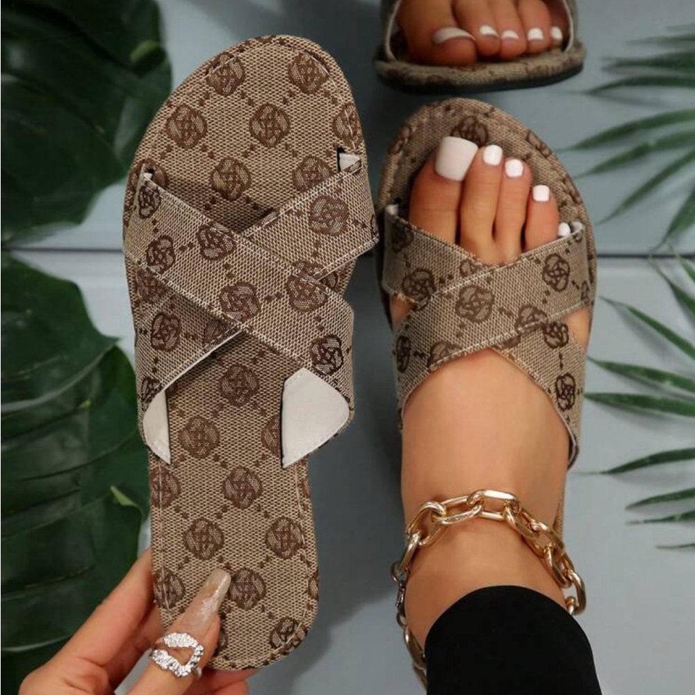 Woman’s size 9 tan flat sandals  !!! 💛💛